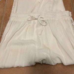 White BNWT elastic white pants w/ trim detail
